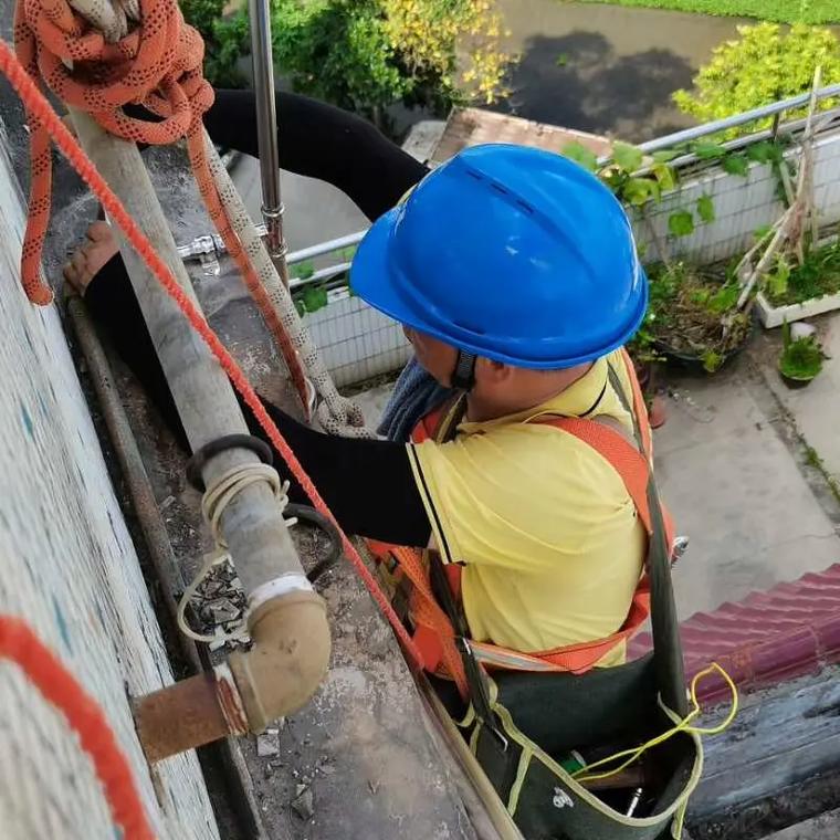 高空作業 專業家裝食品級304不銹鋼自來水管的更換與施工