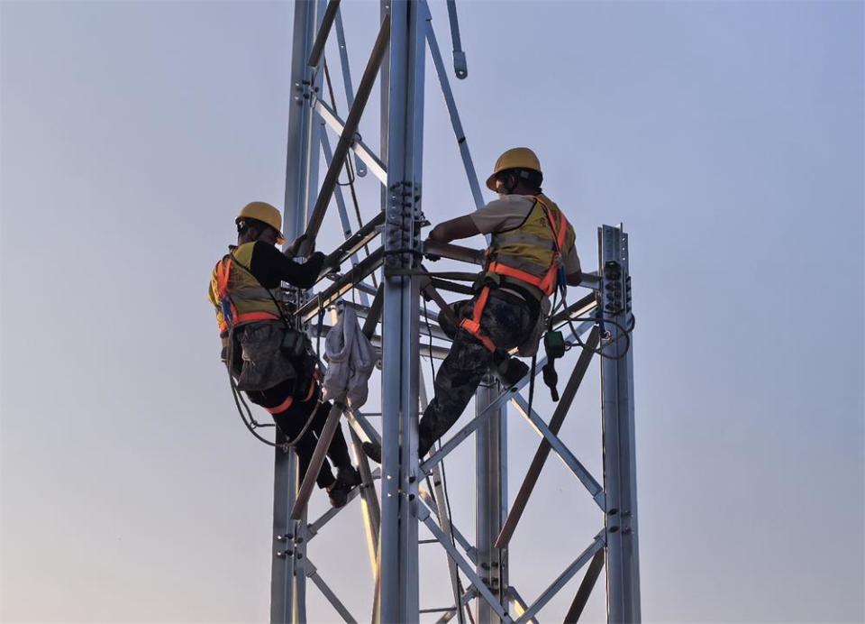 雄商高鐵“四電”工程國慶建設忙，專業施工譜寫鐵路新篇章